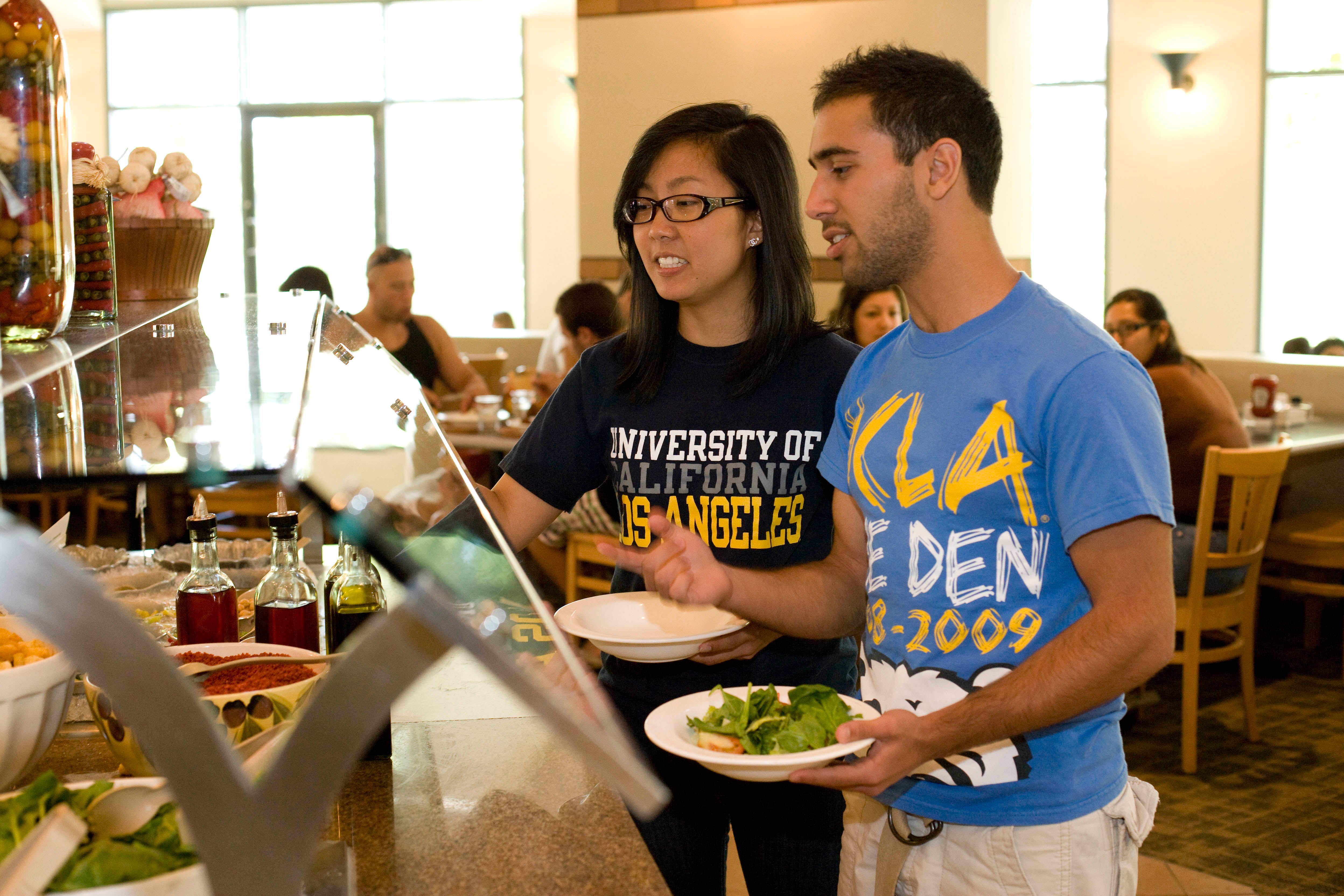 uclastudents_atcoveldining_2